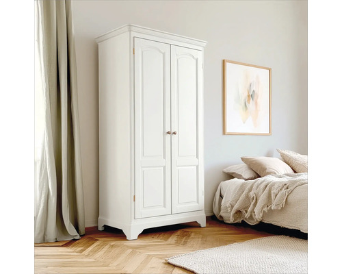Zweitüriger, weißer Kleiderschrank im Schlafzimmer
