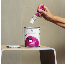 Farbdose mit Lack und Pinsel für Lackierarbeiten