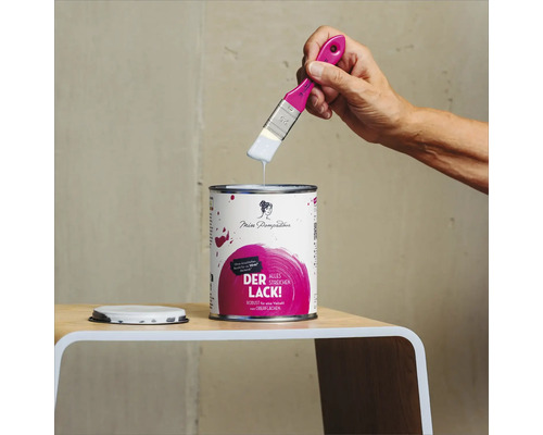 Farbdose mit Lack und Pinsel für Lackierarbeiten