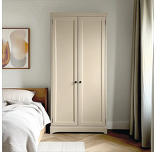 Schlafzimmer mit Doppelbett, Gemälde und zweitürigem Kleiderschrank