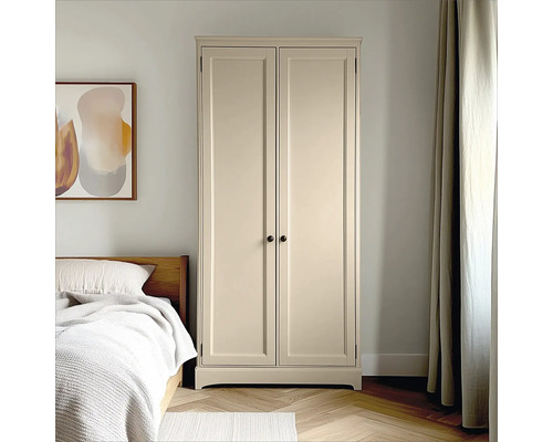 Schlafzimmer mit Doppelbett, Gemälde und zweitürigem Kleiderschrank