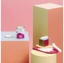 Farbdose und Farbroller auf geometrischen Formen