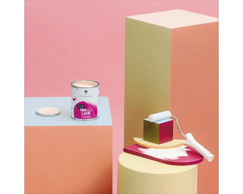 Farbdose und Farbroller auf geometrischen Formen