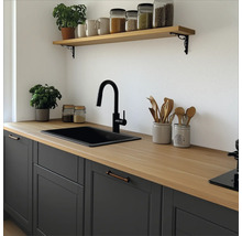 Küchenszene mit Spüle, Armatur, Arbeitsplatte und Küchenutensilien