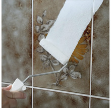 Fliesen werden mit einer Farbwalze gestrichen