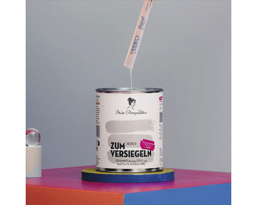 Farbeimer mit Lack zum Versiegeln und Farbrührer