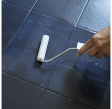 Fliesen werden mit einer Farbwalze gestrichen.