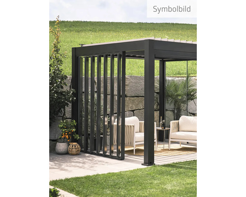 Pergola mit Sitzmöbeln im Garten