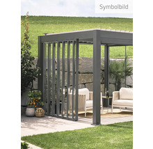Modern gestaltete Pergola mit Sitzbereich im Garten.