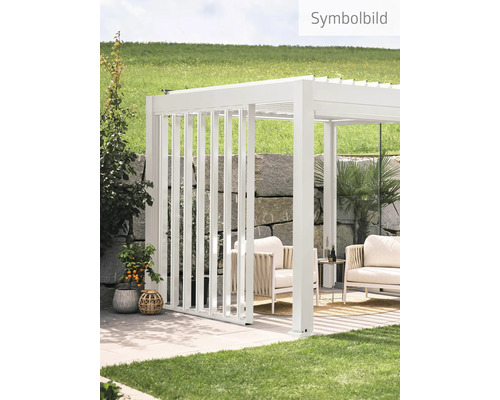 Symbolbild: Eine moderne Pergola mit Lamellendach und seitlichen Sichtschutzelementen, ausgestattet mit bequemen Gartenmöbeln auf einer Terrasse.