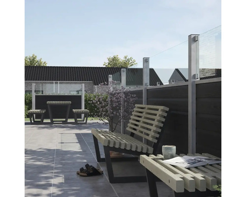 Gartenszene mit Sitzgruppe, Bank und Zaunelementen