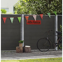 Gartenszene mit Zaun, Girlande, Fahrrad und Baumstümpfen