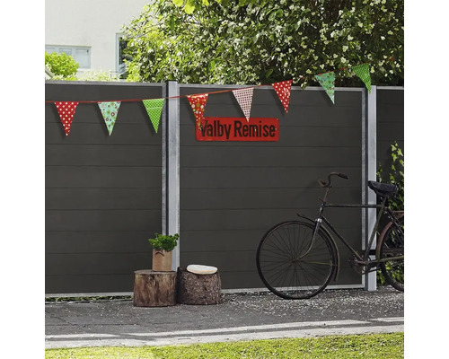 Gartenszene mit Zaun, Girlande, Fahrrad und Baumstümpfen