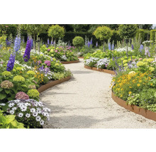 Gartenszene mit Kiesweg, eingefasst von Blumenbeeten mit verschiedenen Blumenarten und Rasenkanten
