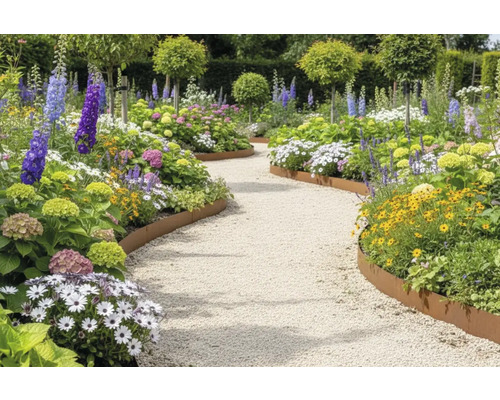 Gartenszene mit Kiesweg, eingefasst von Blumenbeeten mit verschiedenen Blumenarten und Rasenkanten