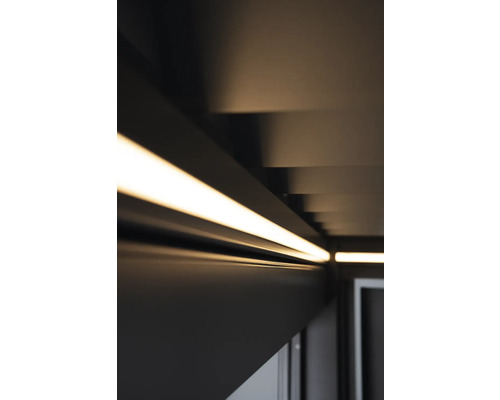 Nahaufnahme von Deckenleuchten im Innenraum