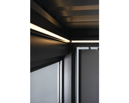 Detailansicht einer Terrassenüberdachung mit LED-Beleuchtung und Schiebetür
