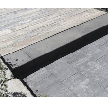 Terrasse mit Pflastersteinen und Stufen