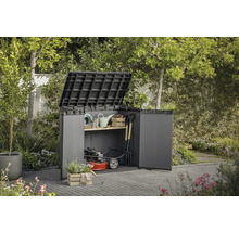 Gartenschrank mit geöffneten Türen und hochgeklapptem Deckel, gefüllt mit Gartengeräten und einer Rasenmäher