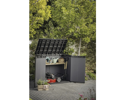 Geöffneter Geräteschuppen mit Gartengeräten