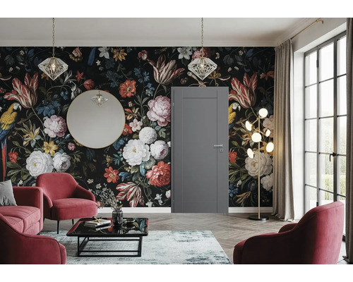 Dekoratives Wohnzimmer mit floraler Tapete, Tür, Spiegel, Sesseln und Beleuchtung