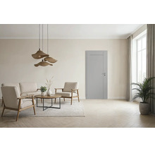 Wohnzimmer mit Sofa, Sesseln, Tisch und Innentür