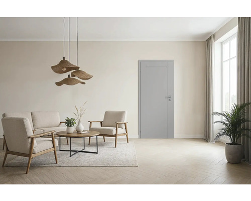 Wohnzimmer mit Sofa, Sesseln, Tisch und Innentür