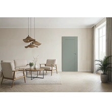 Wohnzimmer mit Sofa, Sesseln, Tisch und Innentür