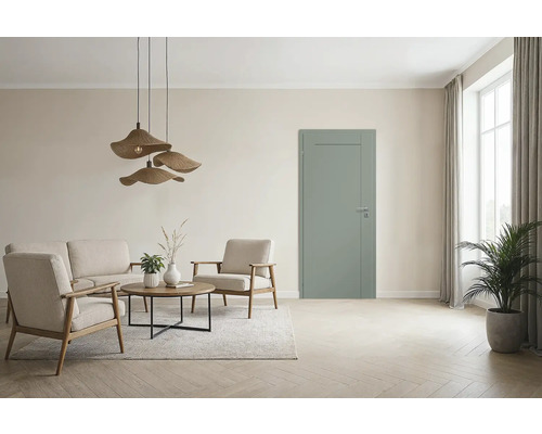 Wohnzimmer mit Sofa, Sesseln, Tisch und Innentür