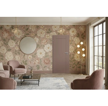 Wohnzimmer mit floraler Tapete, Tür, Spiegel, Pendelleuchten, Stehlampe, Teppich und Sitzmöbeln