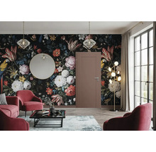 Wohnzimmer mit floraler Tapete, Tür, Spiegel, Pendelleuchten, Stehlampe, Teppich, Couchtisch und Sesseln