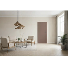 Helle, freundliche Wohnzimmerszene mit Tür, Sofa, Sesseln, Tisch, Lampe und Zimmerpflanze