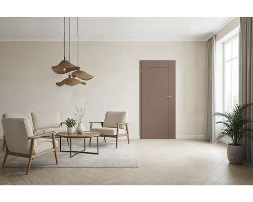 Helle, freundliche Wohnzimmerszene mit Tür, Sofa, Sesseln, Tisch, Lampe und Zimmerpflanze