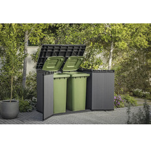 Mülltonnenbox im Garten mit zwei grünen Mülltonnen und geöffneten Deckeln.