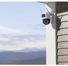 Überwachungskamera mit Antennen an einer Hauswand montiert