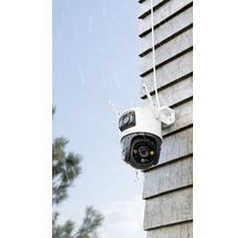 Außenüberwachungskamera an einer Hauswand im Regen