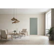 Wohnzimmer mit Sofa, Sesseln, Couchtisch, Pendelleuchten und Innentür