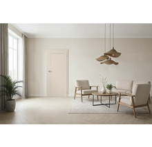 Helles Wohnzimmer mit Tür, Fenstern, Vorhängen, Zimmerpflanze, Teppich, Couchtisch, Sofa, Sesseln und Hängelampe