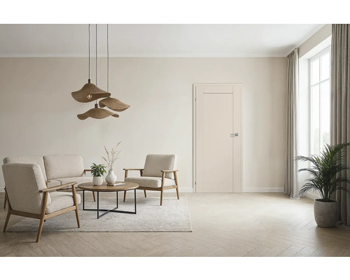 Wohnzimmer mit Sofa, Sesseln, Couchtisch und Innentür