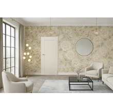 Wohnzimmer mit floraler Tapete, Tür, Sessel, Sofa, Couchtisch, Spiegel und Stehlampe.