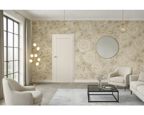 Wohnzimmer mit floraler Tapete, Tür, Sessel, Sofa, Couchtisch, Spiegel und Stehlampe.