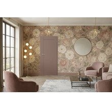 Wohnzimmer mit floraler Tapete, Tür, Sesseln, Teppich und Beleuchtung