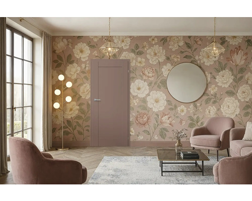 Wohnzimmer mit floraler Tapete, Tür, Sesseln, Teppich und Beleuchtung