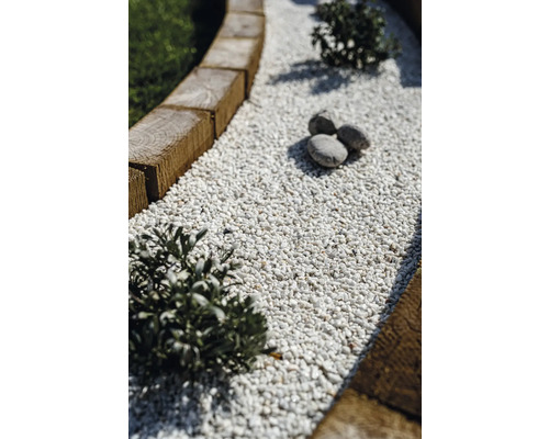 Detailansicht eines Gartenwegs mit Holzeinfassung und Ziersplitt
