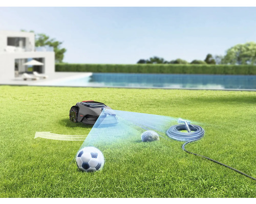 Rasenmähroboter auf Rasenfläche mit Fußball, Stein und Gartenschlauch