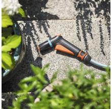 Gardena Gartenspritze auf Steinterrasse
