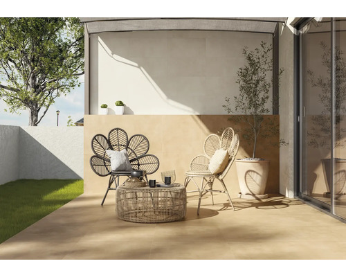 Terrasse mit Rattanmöbeln und Fliesen