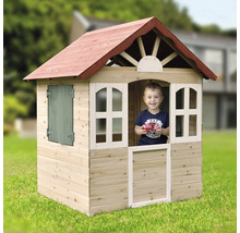 Kind im Holzspielhaus mit Fenster und Tür im Garten