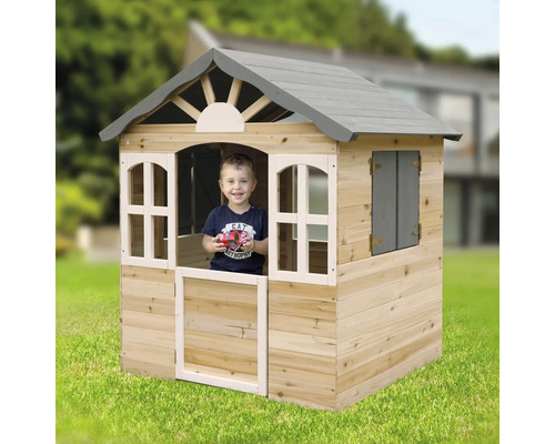 Spielhaus aus Holz mit grauem Dach und einem Kind, das darin steht