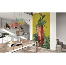 Helle, geräumige Küche mit Esstisch und Fototapete mit Gebäudemotiv